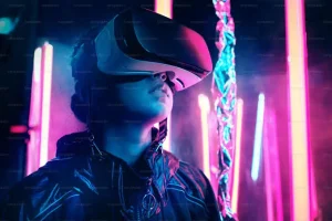 Modella sensuale che utilizza un visore di realtà virtuale in una stanza tecnologica illuminata da neon led colorati